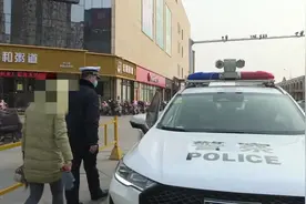 菏泽一女子骑电车未戴头盔，被罚20元，然后被拘留！怎么回事？图片