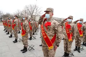 身着“荒漠绿”身披“中国红”河北省邯郸市肥乡区大学毕业生圆梦军营图片