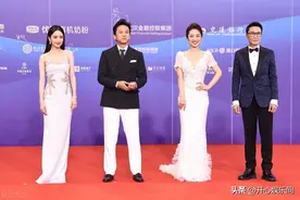 两人有深仇大恨？郝蕾无视邓超，直接将奖牌颁给段奕宏图片