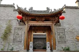 俗语“门楼靠左别靠右，堂屋靠前别靠后”，什么意思？为何这么说图片
