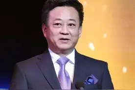 朱军周涛再合体！主持潍柴年会沧桑显老态，与搭档相差4岁似父女图片