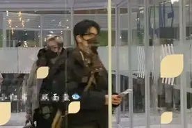 戴高乐机场偶遇肖战，获多位外籍保镖护航，戴口罩难掩超高颜值图片