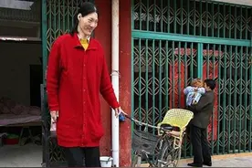 中国第一女巨人姚德芬：身高2.36米，穿鞋78码，40岁时不幸逝世图片