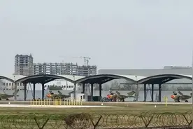 红头黄皮版歼-20：或许装载了太赫兹雷达，将进行飞行测试验证图片