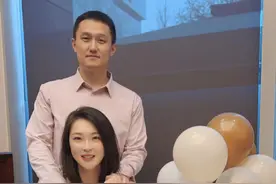前女排队长惠若琪32岁生日，手腕戴满金镯玉镯，获学霸老公送玫瑰图片