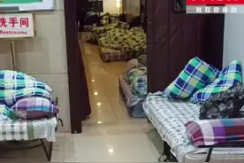 女子称黄山某酒店200元一晚大厅打地铺，“早上5点就赶人”，酒店回应：游客太多，不下山没地方住图片