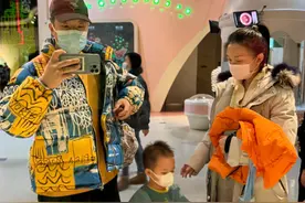 德云社烧饼带妻儿出游，一身潮服似大哥，娇妻打扮朴素专心看娃图片