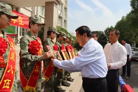 巾帼不让须眉，南阳师院9名女生应征入伍图片