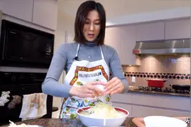 38岁钟嘉欣挺着肚子下厨，素颜出镜孕味十足，手上婚戒太抢眼图片