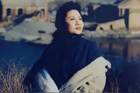 歌手李娜：19岁成名，34岁出家，老母亲心痛流泪，如今老人怎样了图片