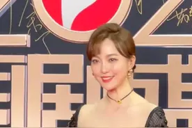 安徽卫视一姐余声走红毯，罕见穿低领礼裙现身，身形丰腴略显富态图片