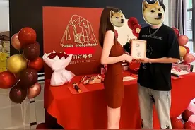 女子晒订婚照被谣传是“8号技师”本人首露面发声图片