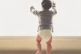 宝宝9个月还不能站立怎么办？关于宝宝的站立知识家长要知道图片