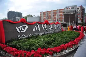 高校解除封闭管理后，美女大学生校内热舞，优美舞姿引众人称赞图片