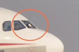 中国英雄机长刘传健：9800米高空史诗迫降，34分钟挽救128人图片