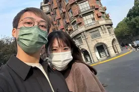知名港星携日本妻子到内地，游山玩水太惬意，女方演员出身颜值高图片