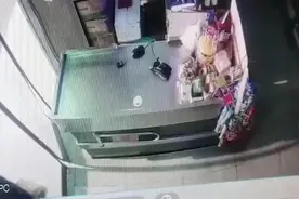 超市打烊顾客被锁在店内，网友：得免单吧？图片