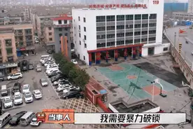 2022年，消防员营救失联老人，撬门时老人突然出声，儿子崩溃大哭图片