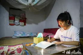 考上清华的十堰农村男孩给记者发来一条微信，太赞！图片
