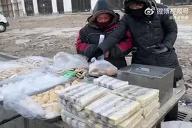（视频）@太原人！辽宁13岁男孩寒风中摆摊补贴家用，手脸起了冻疮让人心疼图片