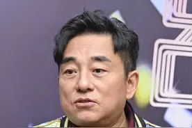 香港知名男星全面复出！出道40年开演唱会，娶富婆妻子老来得女图片