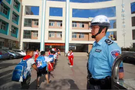 中小学保安人员的职责不仅仅是“守门”图片