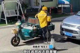 独腿外卖小哥拄拐送餐，拍摄者：他不感觉特殊，值得尊重图片