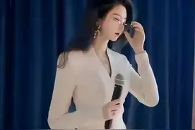 穿着性感的女教师深受学生喜爱，家长却充满反对声：不配为人师表图片