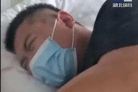 3岁男童患白血病，父亲忍痛做骨髓穿刺，这个疼痛需要忍吗？图片