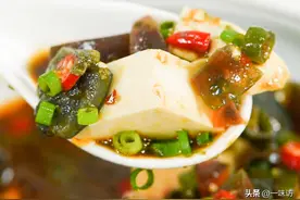 皮蛋拌豆腐，很多人都不会调料汁，教你这样做，味道不输餐厅图片