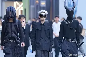 哪来的妖风？街拍又见证新一代穿衣的病态审美：年轻人病得不轻图片