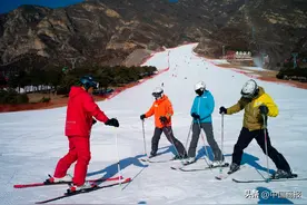 滑雪“教练”野蛮生长图片