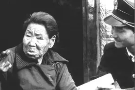 山东哑妇用乳汁救活小战士，40年后身居高位，报答方式让人感动图片
