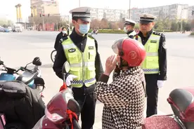 周至公安交警@您：戴头盔 更安全图片