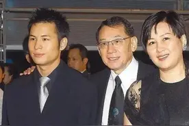 杨受成被称恶霸，与向华强酒吧争女伴，暴打曾志伟拉上海仔下神坛图片