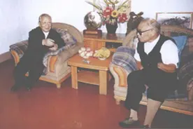 迟浩田看望一位退伍军人：不要叫我首长，我们是战友图片