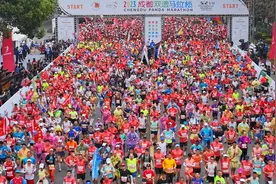 2023成都双遗马拉松鸣枪开跑图片