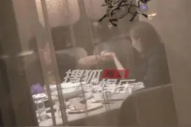 秦昊与美女饭局搞暧昧，两人双手紧握相聊甚欢，伊能静到场秒认怂图片