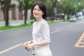 女人50岁后穿短裤不得体？学这位妈妈博主这样穿，时髦优雅又高级图片