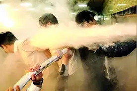 熊孩子们，灭火器真不是这样玩的！图片