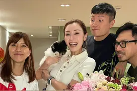 李嘉欣的底子确实够好！53岁跟友人合影，才知道什么叫真正的漂亮图片