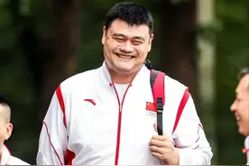 42岁姚明发福恐超400斤，娇妻叶莉仍很美，13岁女儿逼近1米9图片