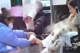 内娱明星连袜子鞋子都要助理帮忙穿，平时到底过着多高贵的生活？图片