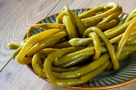 腌酸豆角，只放盐容易坏，奶奶教我传统做法，多放1样，酸脆入味图片