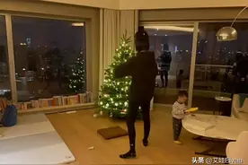 奚梦瑶罕见携子装圣诞树，上亿豪宅堆满书籍，穿卫衣健美裤秀长腿图片