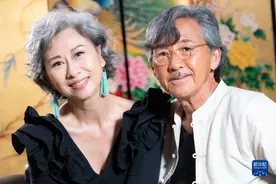 62岁的叶倩文老了也优雅：白发不染、妆发得体，比年轻人还要美图片