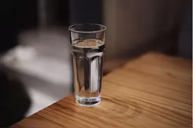 喝水后一直小便的人，与半天不去厕所的人，谁的身体更健康？图片