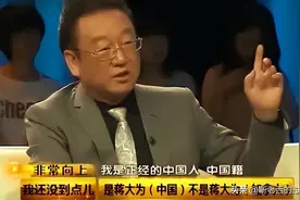 3月19日，76岁蒋大为雨中撑伞“落魄献唱”，敢问路在何方？图片