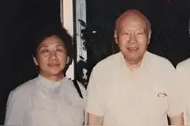 80年代，宋希濂和夫人易吟先的一张合影，虽半路夫妻，但感情深厚图片