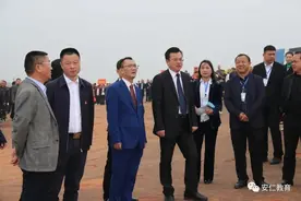 丹霞地里绘春光 油菜花中把歌放图片